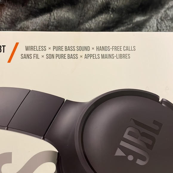 JBL wireless Bluetooth headphones only. Speaker sold!!!… - Picture 3 of 4